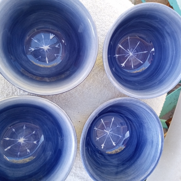 Table Tops Winter Snowman Set of 4 beautiful hand painted bowls - Picture 2 of 5